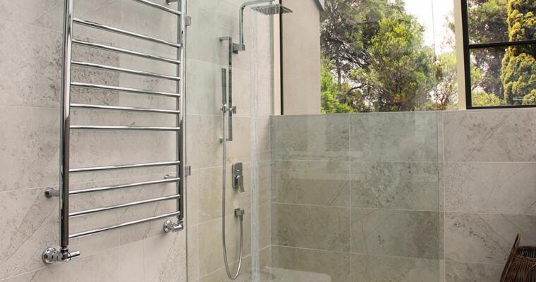 Hydronic heating towel rack